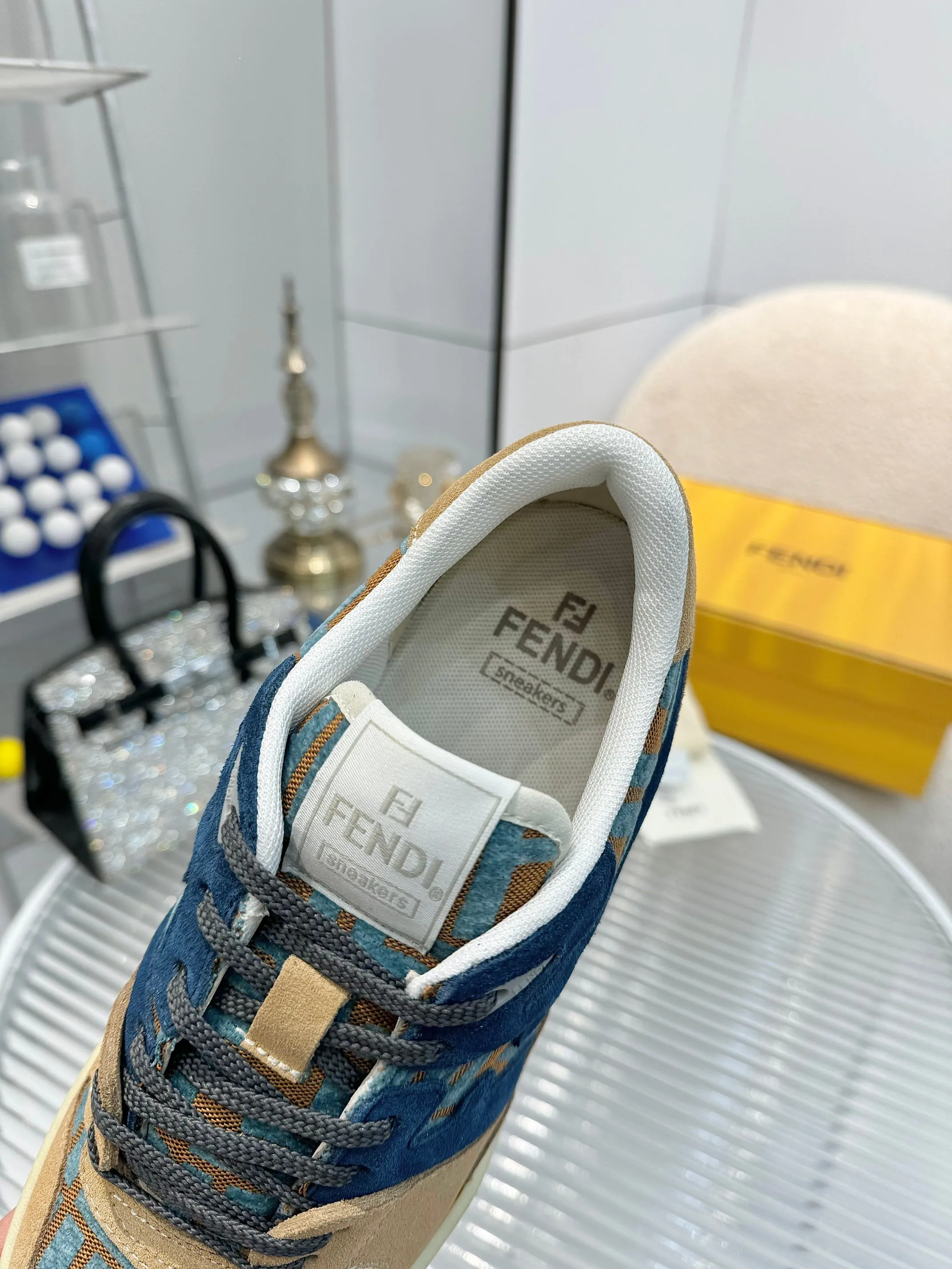 p620🐮🐮New❤Top super A version💯 Fendi Fendi 2025 New Year's King Explosive Style🔥 Many💑stars have the same style FD match. Original purchase for RMB14440. One to one replica. Designer Kim Jones's first sneaker fendi match and Donkey brand Trainer basketball sneakers, fresh blood injection and FF retro design It combines fashion and super comfort. [Wise] Whoever doesn’t grab it will regret it [There are many shoe uppers on the market with different color matching and cut corners in workmanship. The color matching and craftsmanship of my shoe upper are absolutely the same as the genuine products at the counter. Welcome to compare. Feet: Mesh injection molding pads 🎯 Soles: Please look for the original molded multi-color TPU outsole (❌ non-rubber sole) 🎯 Size: Female 35-41 Male 38-45 🎯 Packaging: Original 1:1 matching high-end packaging 🎁